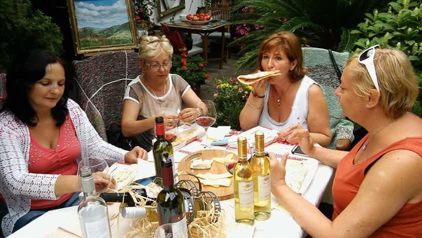 Fonagy Es Walter Vendeg- Es Borhaz Bed and Breakfast Vác Exteriör bild