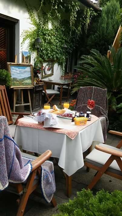 Fonagy Es Walter Vendeg- Es Borhaz Bed and Breakfast Vác Exteriör bild