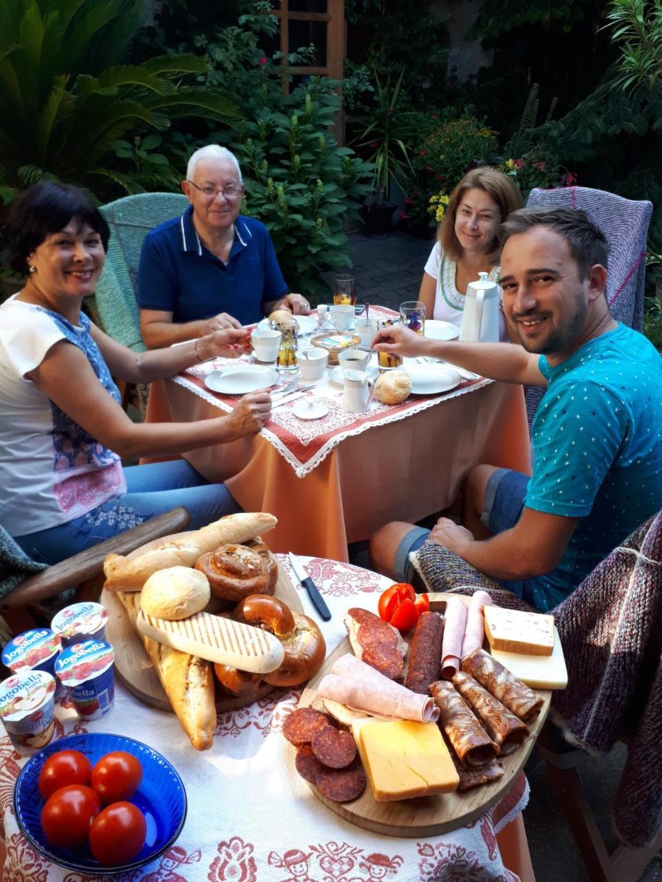 Fonagy Es Walter Vendeg- Es Borhaz Bed and Breakfast Vác Exteriör bild